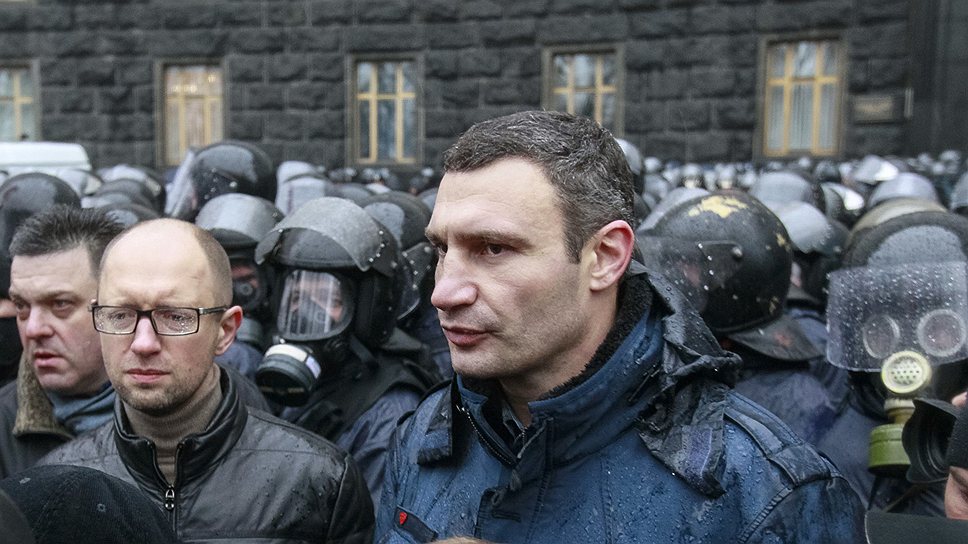Лидеры оппозиции Кличко и Яценюк на митинге у здания кабинета министров 
