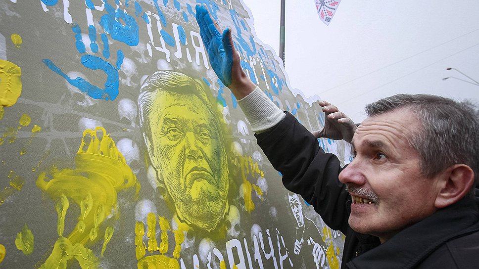 Протестное ноу-хау — жовто-блакитные отпечатки на президентском портрете 
