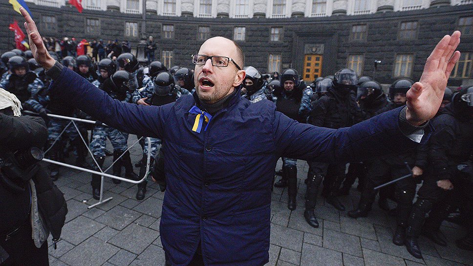 Арсений Яценюк пытается предотвратить столкновение у здания кабинета министров 
