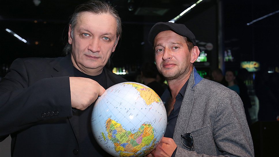 Режиссер Александр Велединский (слева), Константин Хабенский ну и, конечно, глобус