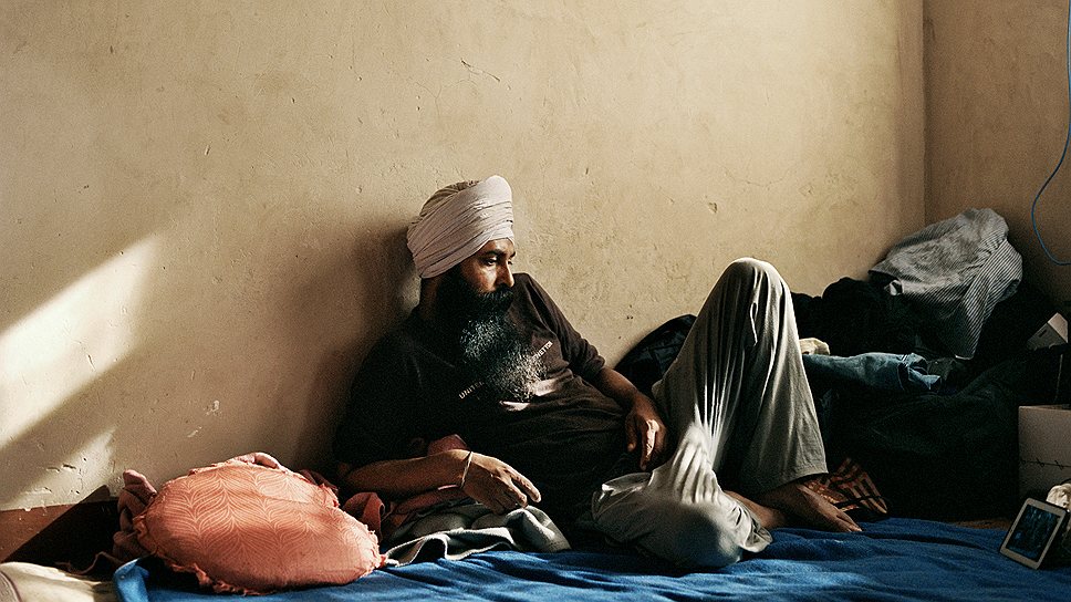 Те, чьи родные остались в Индии, общаются с ними по Skype. Фермер Дханванд Сингх отдыхает после работы в грузинском селе Байтало, на связи — его семья в индийском городе Лудхияне 