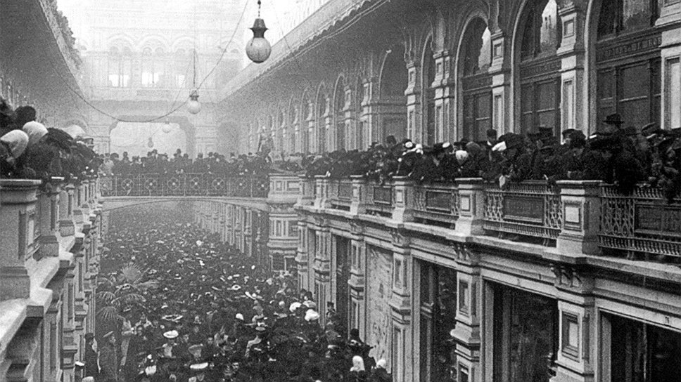 Поток покупателей в Верхних торговых рядах не иссякает уже 120 лет, с момента их открытия в декабре 1893 года 
