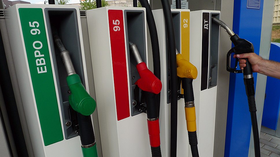 Цены на бензин увеличились за год в среднем на 6,1%