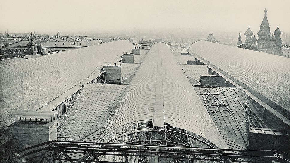 Уникальные стеклянные крыши вдоль трех пассажей сконструировал в XIX веке знаменитый инженер В. Шухов. Их создание потребовало свыше 800 тонн металла. 
