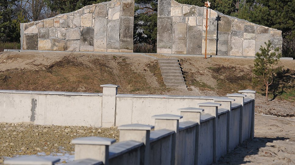 Еврейский мемориал строят на месте разрушенного кладбища 
