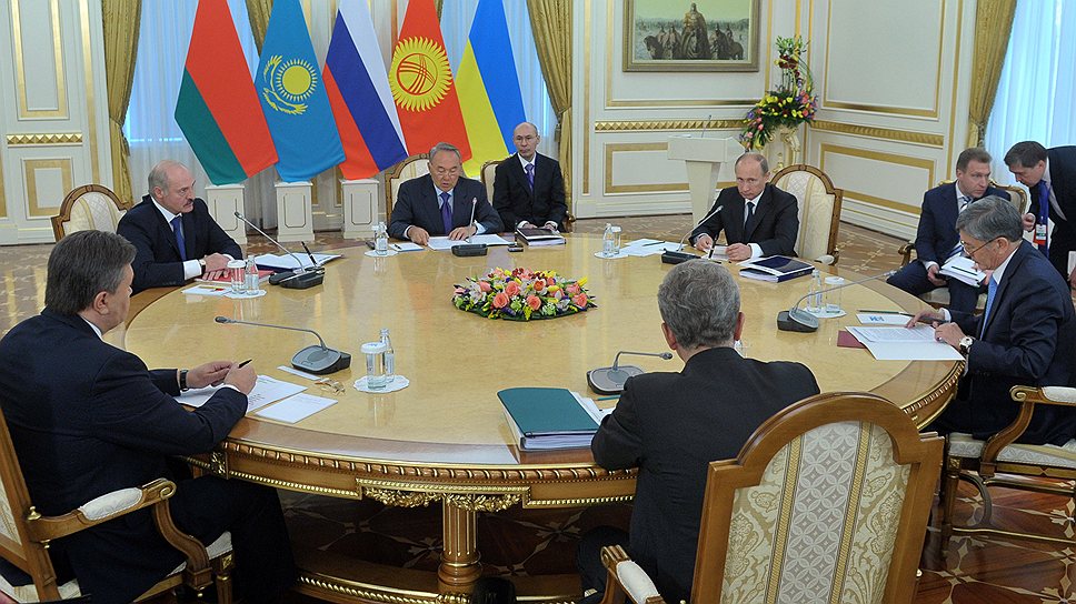 Заседание Высшего евразийского экономического совета (ВЕЭС): президент РФ Путин (четвертый справа), президент Белоруссии Лукашенко (второй слева), президент Казахстана Назарбаев (третий слева), президент Киргизии Атамбаев (второй справа) и президент Украины Янукович (слева)