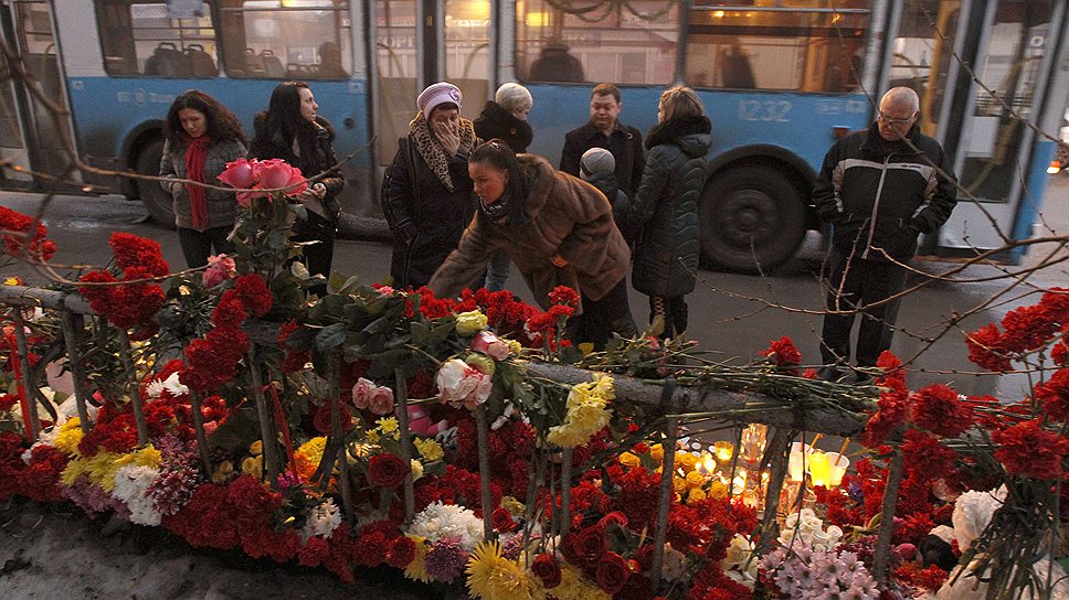 Жители Волгограда несли к месту трагедии цветы