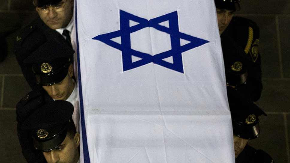 Израиль дважды простился с Шароном — как с премьер-министром (на фото — гроб выносят из Кнессета) и как с генералом — в военной цитадели Латрун