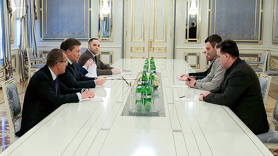 Переговоры президента Януковича (в центре слева) с лидерами партий &quot;Батькивщина&quot; Яценюком, УДАР Кличко и &quot;Свобода&quot; Тягныбоком (все — справа) не сняли кризиса. За Европу и дальше будут воевать неевропейскими методами
