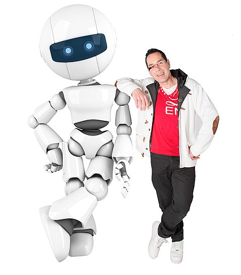Будущее гораздо ближе, чем кажется: футуролог Марсель Буллинга в обнимку с роботом