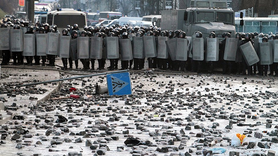 Передовая на Грушевского, 20 января. Сотрудники правоохранительных органов держат фронт перед зданиями правительства и парламента Украины 
