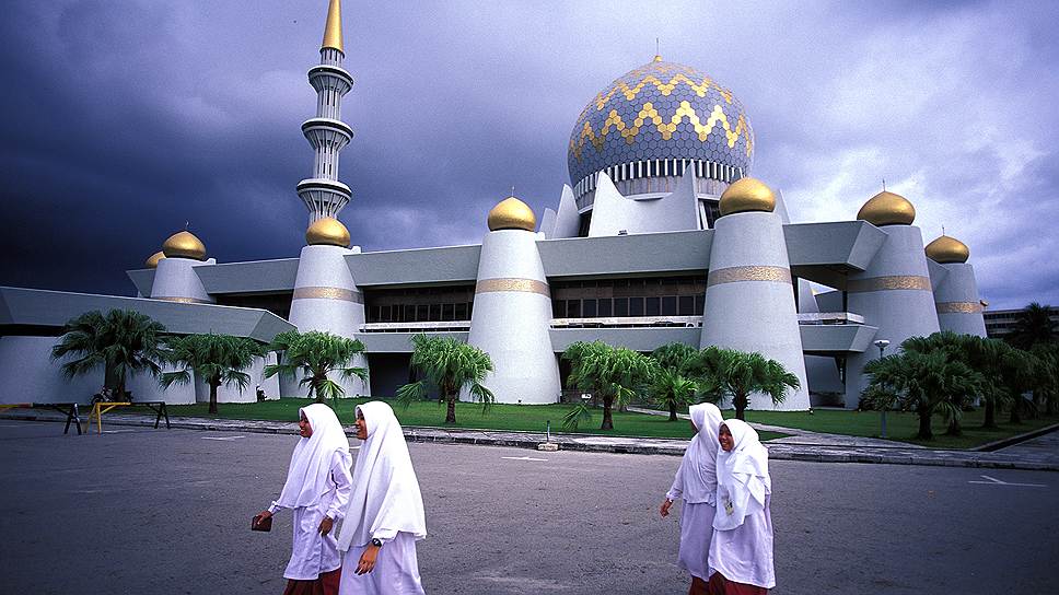 Школьницы на фоне мечети в Малайзии. Начинать диалог цивилизаций всегда лучше с себя, убеждены на Востоке, поэтому просвещение — это, как правило, долго