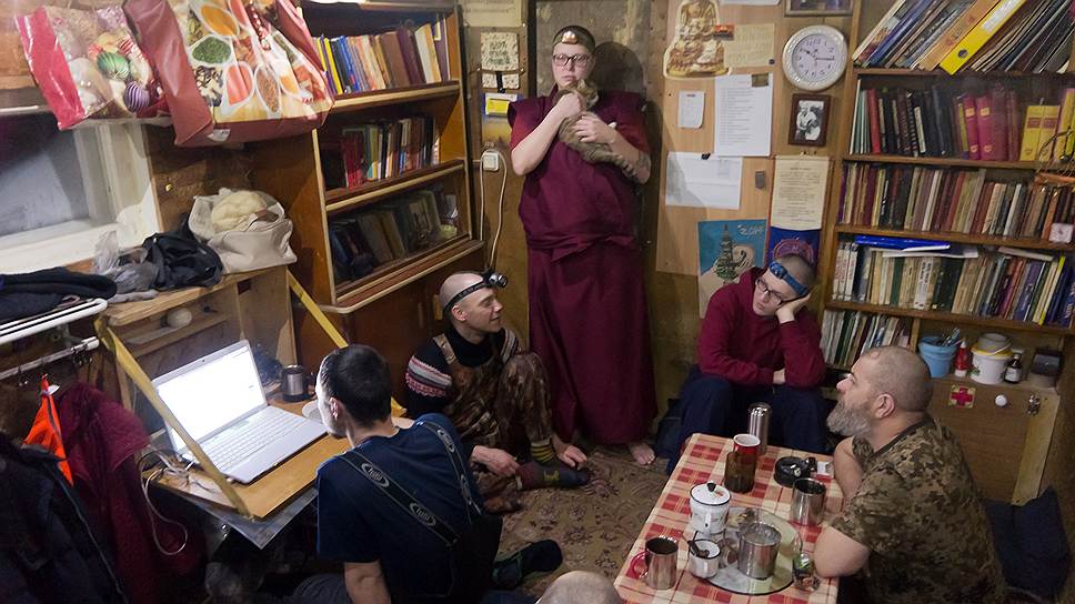 По вечерам обитатели монастыря собираются вместе уже не для духовного, а для душевного общения 
