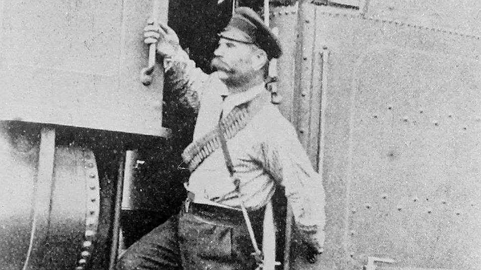 Машинист Александр Петров, который привел в Порт-Артур поезд со снарядами 
