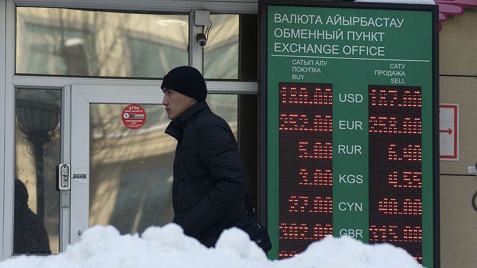 После объявления о корректировке курса тенге все финансовые учреждения Казахстана, от обменников до крупных банков, замерли в столбняке
