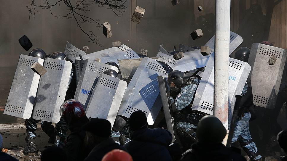 Еще недавно основным оружием защитников Майдана был булыжник и строительные материалы