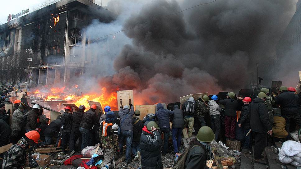 Дом профсоюзов, сначала захваченный активистами, а затем отбитый силовиками, выгорел дотла