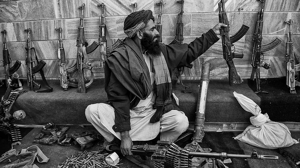 Бывший талиб на пункте приема оружия, организованном Комиссией по примирению в провинции Герат (Афганистан). На какой  стороне окажется завтра этот правоверный и в чьи руки попадет принятое им оружие, не знает никто
