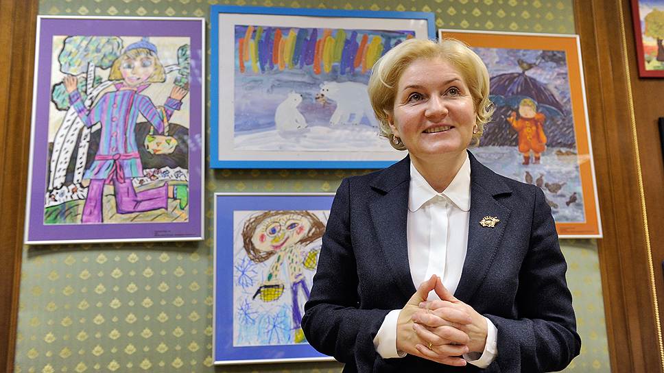 Ольга Голодец рассказывает о коллекции детских рисунков у нее в кабинете