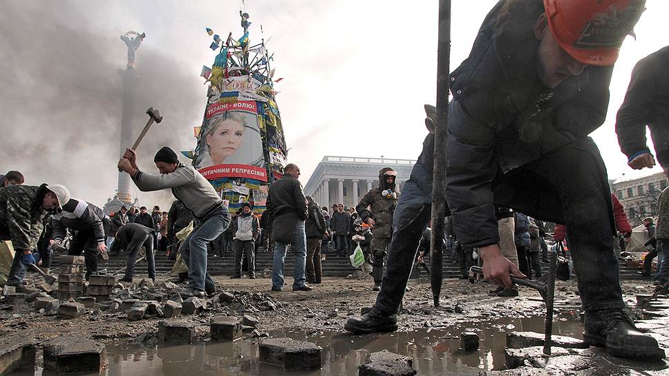 Еще недавно основным оружием защитников Майдана был булыжник и строительные материалы