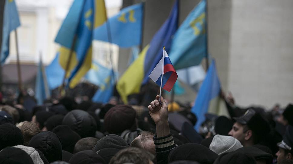 На митинге крымских татар под флагами Украины нашлось место и российскому стягу. Маленькому — как и всякая личная позиция во время исторических перемен