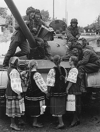 Фронт в освобожденном от немцев карпатском селе (фото­ «Огонька», ­1944­ год). Сегодня, как шутят в этих краях, «нас снова освободили»