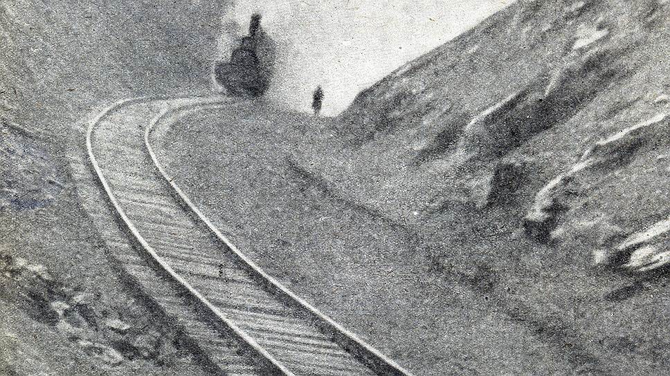 Закончено строительство железнодорожного пути Волочаевка — Комсомольск, который позднее свяжет БАМ с Транссибом (на снимке — поезд идет по новой дороге). 1937 год 
