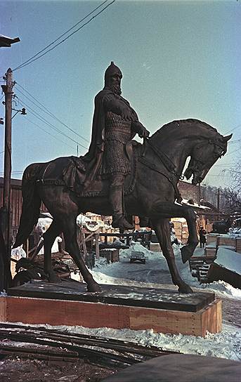 Памятник Юрию Долгорукому оказался долговечнее своих предшественников и даже полюбился москвичам, которые поначалу встретили его насмешками
