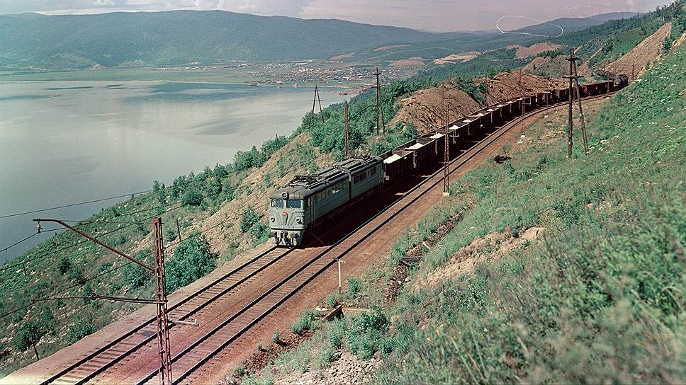 Участок трассы, который войдет в будущий БАМ, проходит по самому берегу Байкала. 1958 год 
