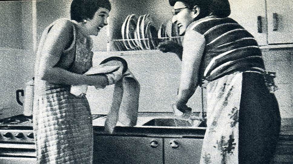 Лю Атценвейлер (слева) помогает на образцовой советской кухне Елене Ивановой. Эта же фотография была опубликована в журнале Look