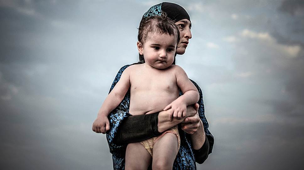 Женщина с ребенком в Каспийске 