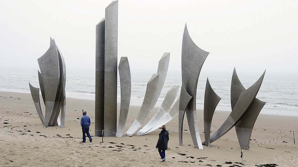 Омаха-Бич — пляж-плацдарм, который штурмовали американцы. Памятник так и называется: &quot;Храбрецы&quot; 

