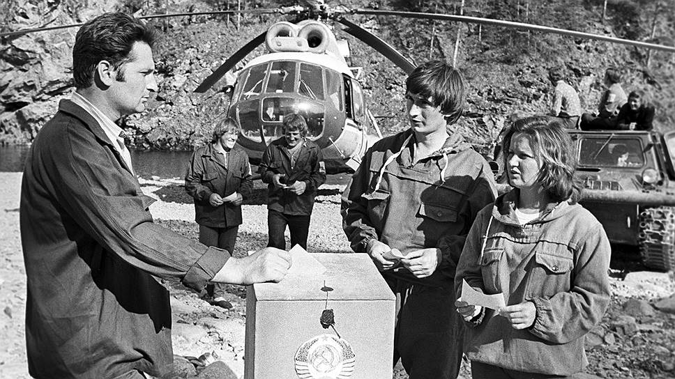 Голосование изыскателей на участке БАМа Тында — Комсомольск-на-Амуре, урну для голосования доставил вертолет, 1977 год 
