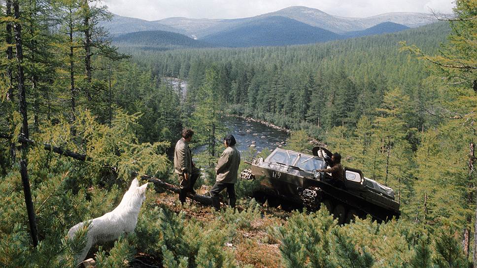 Головокружительные виды: изыскательские работы на берегу реки Хани близ будущей станции Олондо, 1977 год 
