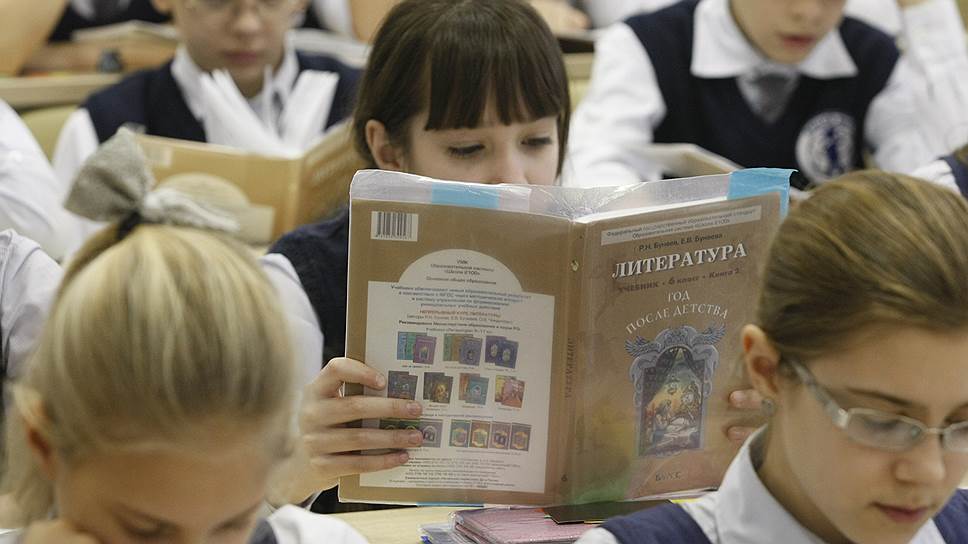 Школа в России унифицируется: форма уже введена, на очереди — единственно правильные учебники