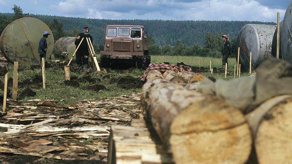 Работа &quot;в поле&quot; — изыскатели на строительстве трассы в Иркутской области, 1975 год 
