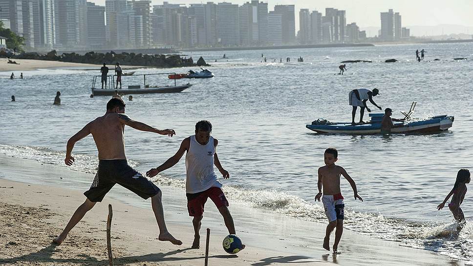 На стадионе в Форталезе Бразилия 19 июня сразится с Мексикой. А пока будущие болельщики гоняют мяч на местном пляже