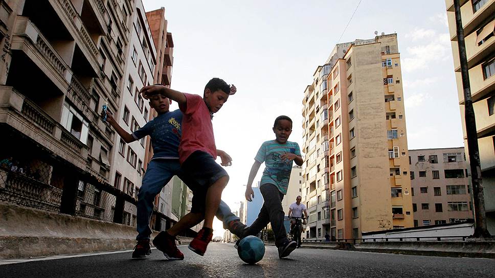 Стоило на день перекрыть улицу в Сан-Паулу, как местные мальчишки превратили мостовую в футбольное поле