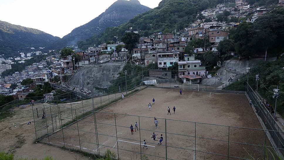 В трущобах Рио-де-Жанейро никому объяснять не нужно, что футбол — самый надежный социальный лифт