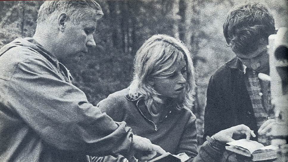 Молодые специалисты ведут расчет маршрута, 1974 год
