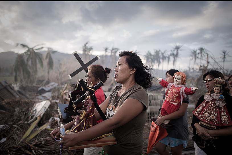 Филипп Лопез, Франция, France-Presse. Толоса, Филиппины. Религиозная процессия после тайфуна Хайян 
