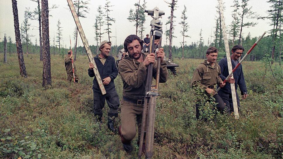 Изыскатели со своим оборудованием, 1975 год 
