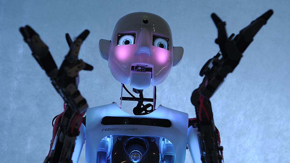 Английский робот-гуманоид Теспиан в Москве был ведущим Роботофорума, а в оставшееся от работы время декламировал Шекспира и разыгрывал сцены из фильма &quot;Звездные войны&quot;