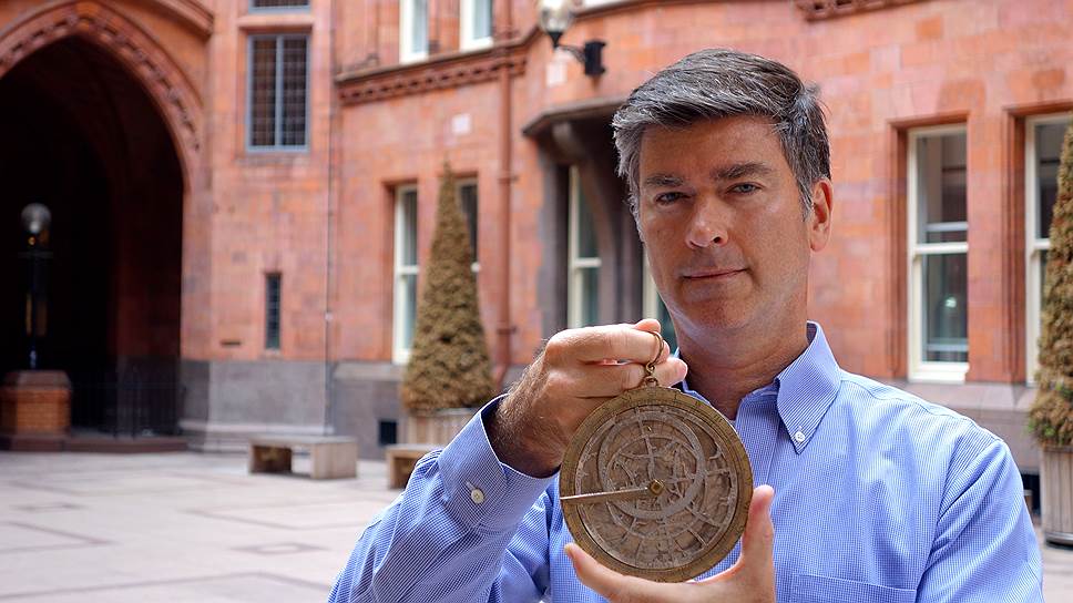 Кристофер Маринелло и возвращенная им астролябия XVI века, которую после десятилетнего отсутствия должны были отдать в шведский музей