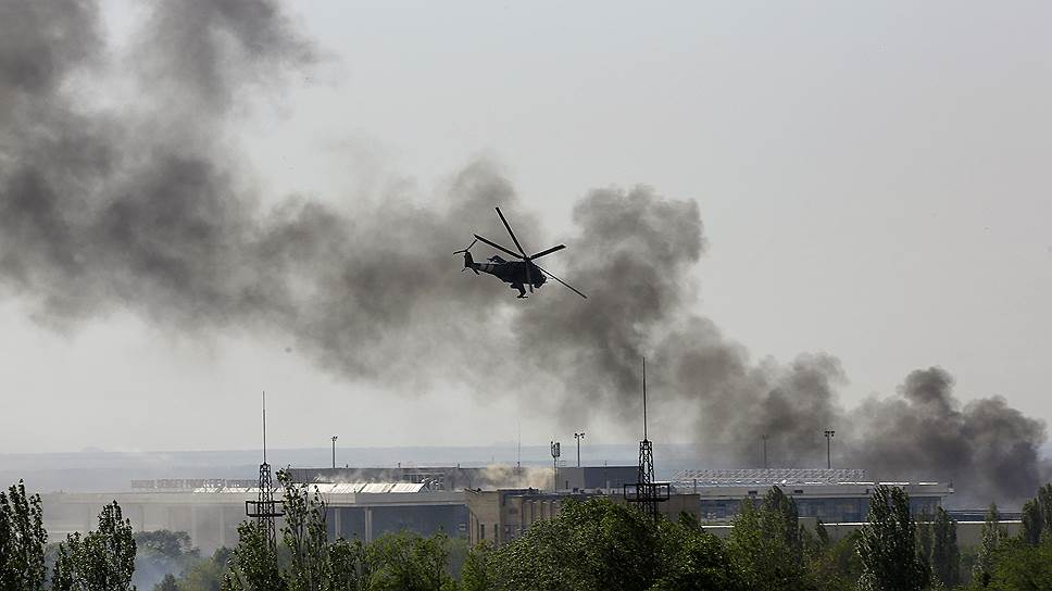 В столице Донбасса бои шли на вокзале, возле военкомата, на Путиловском мосту и на подступах к городу. Вот Ми-24 атакует ополченцев, закрепившихся в главном терминале аэропорта. Впервые авиация была применена так массированно 