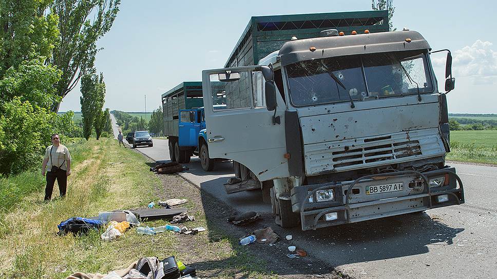 Расстрелянный украинскими военными грузовик на трассе в районе города Красноармейска