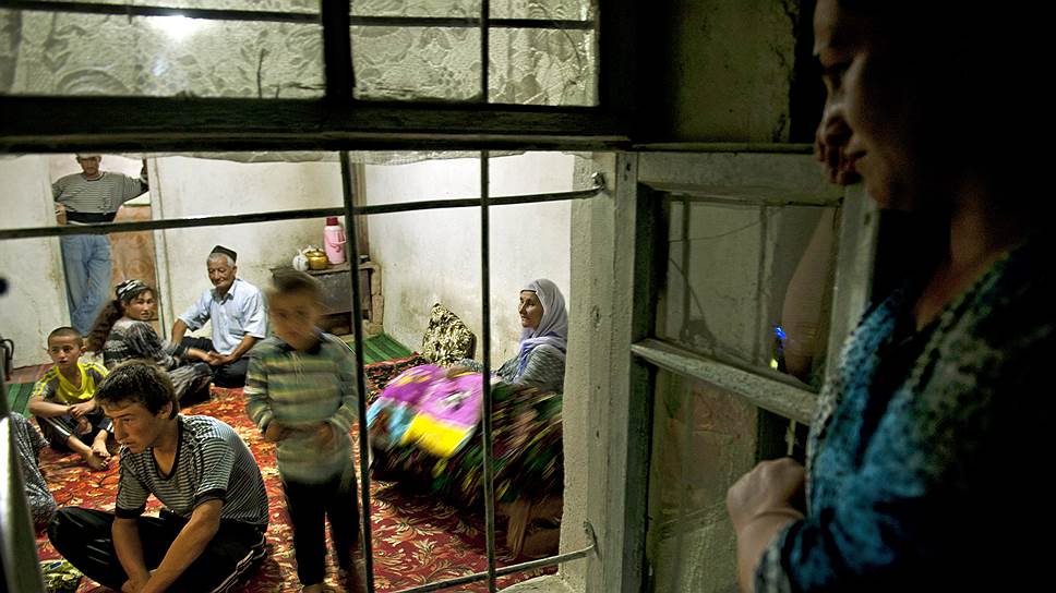 Семья собралась в любимой комнате Пардахол, которую родственники и соседи называют веселым пятачком. Здесь не бывает пусто и тихо 