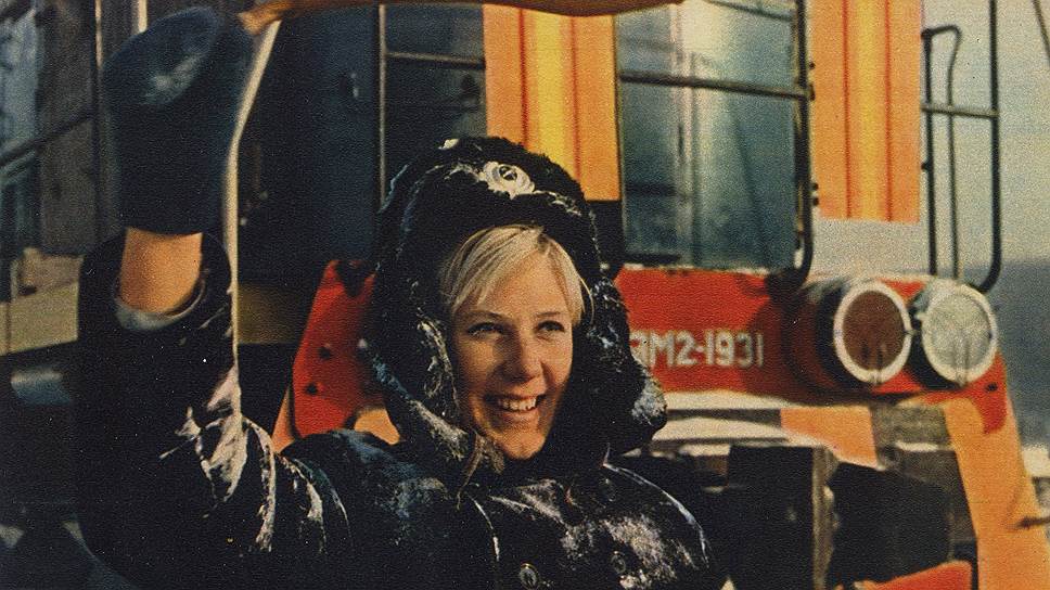 Лариса Садкова на станции Лена-Восточная &quot;дает зеленый&quot;, 1976 год 
