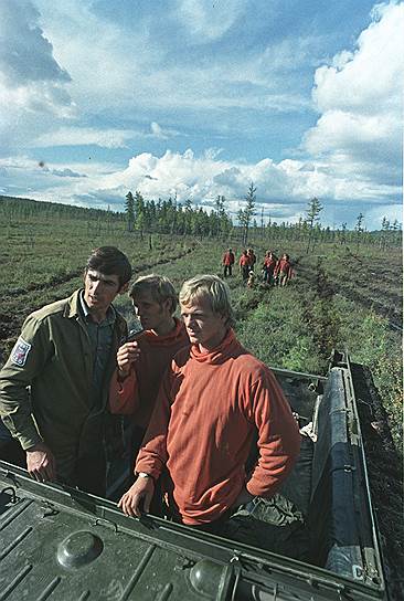 Студенты строительного отряда на БАМе: Олег Бармашов (слева), Юрий Боровков и Николай Бородин, 1975 год 

