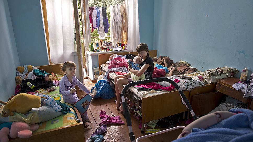 31 ребенок был эвакуирован из Славянска в небольшой городок Снежное, в 80 километрах на восток от Донецка 
